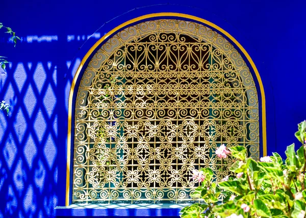Marakeş 'te Jardin Majorelle Bahçesi' nde (Yves Saint Laurent) sarı ve mavi ile süslenmiş duvar - Kuzey Afrika