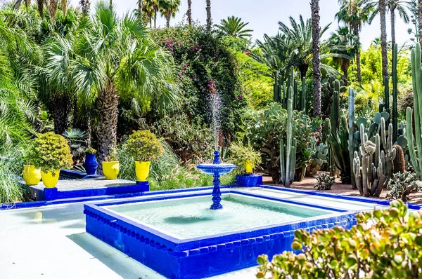 Marakeş 'teki Le Jardin Majorelle bahçesinde (Yves Saint Laurent) mavi çeşme - Fas - Kuzey Afrika