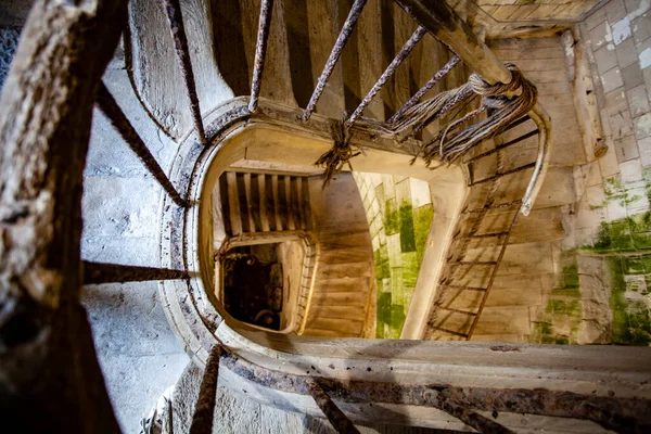 大西洋 フランス ヨーロッパ内のテレビスタジオ ボード砦の中の古い木製の階段 — ストック写真