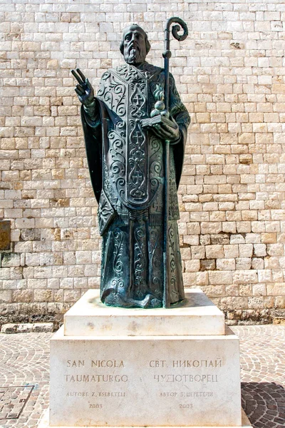 Άγαλμα Του Αγίου Νικολάου Μπροστά Από Την Εκκλησία Του Αγίου — Φωτογραφία Αρχείου