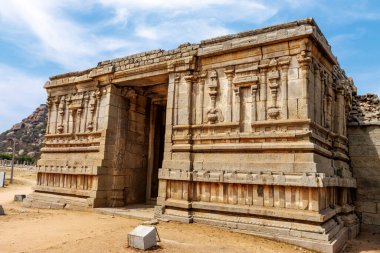 Hampi, Karnataka, Hindistan ve Asya 'daki Varaha tapınağının giriş kapısı.
