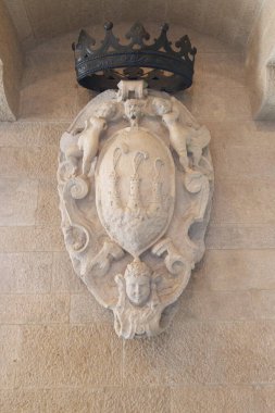 Avrupa 'da San Marino tacını taşıyan armalar.