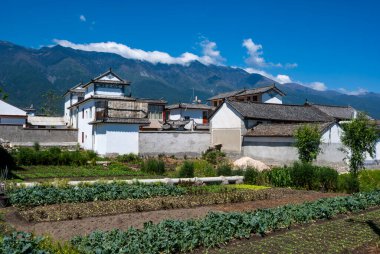 Dali, Yunnan, Çin, Asya köyündeki çiftlik evleri ve tarım arazileri