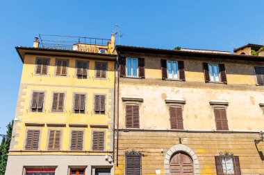 Floransa, Toskana, İtalya ve Avrupa 'nın tarihi merkezinde eski bir Rönesans apartmanının cephesi