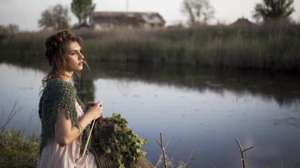 Fantezi kız hafif akşam esinti sakin göl kıyısını, zevk. Issızlık masum perisi büyülü hamle — Stok video
