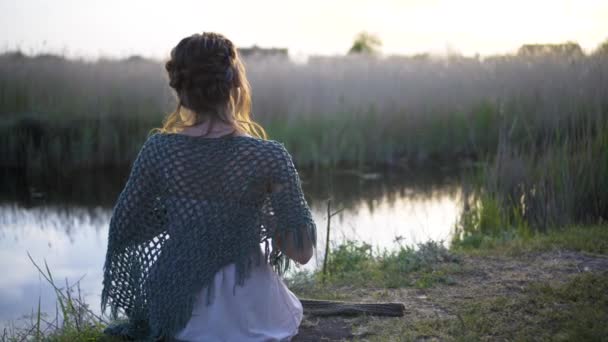 Fairy Tale Princess Bride promenader ensam Enchanted flodstranden solnedgången strålar bruden klänning Vintage stil mode glada skönhet naturen koncept — Stockvideo