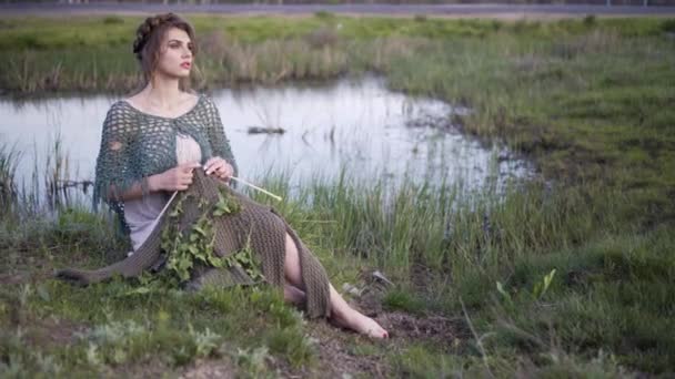 Chica de fantasía disfrutando de la brisa de la noche en la tranquila orilla del lago. Movimientos mágicos de la inocente ninfa de los salvajes — Vídeos de Stock