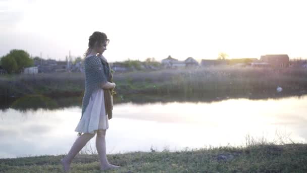 Peri masalı Prenses gelin yürüyüş yalnız gizemli nehir banka günbatımı ışınları gelin elbise Vintage tarzı moda mutlu güzellik doğa kavramı — Stok video