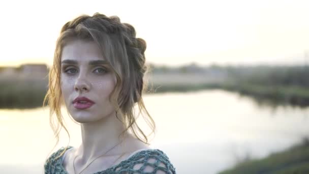 Cuento de hadas Princesa Novia Caminando sola Encantado ribera del río Rayos del atardecer Vestido de novia Estilo Vintage Moda Feliz Belleza Naturaleza Concepto — Vídeo de stock