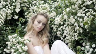 Kız ve çiçek açan kiraz. Kız yaşam doğa çiçek açması Bahçe kiraz siting