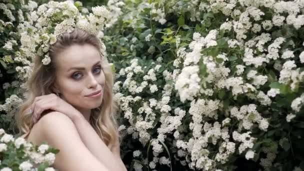 Belleza primavera joven mujer disfrutando de la naturaleza en primavera, Chica hermosa feliz en el jardín con árboles en flor. Sonriente modelo chica oliendo flores de flor — Vídeos de Stock