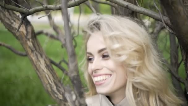 De cerca retrato de chica en la naturaleza. Estudiante después de clases en el parque . — Vídeos de Stock