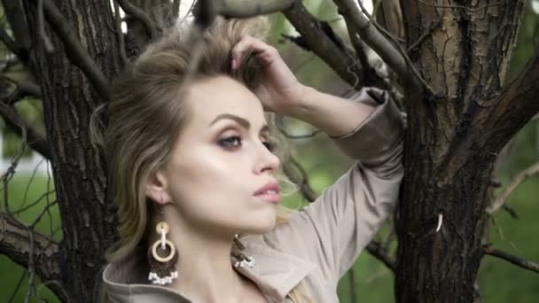 Close up Girl Portrait In Nature. Estudante após aulas no parque . — Vídeo de Stock