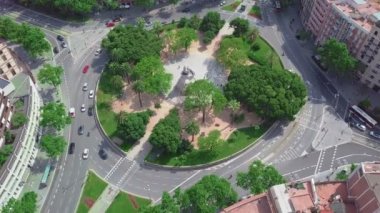 Hava de Espa içinde Barcelona, İspanya görüntülemek. Dolambaçlı Şehir trafiği, üstten görünüm. 4k video