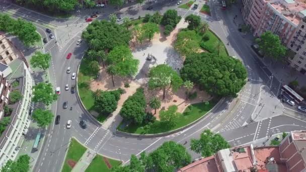 Hava de Espa içinde Barcelona, İspanya görüntülemek. Dolambaçlı Şehir trafiği, üstten görünüm. 4k video — Stok video