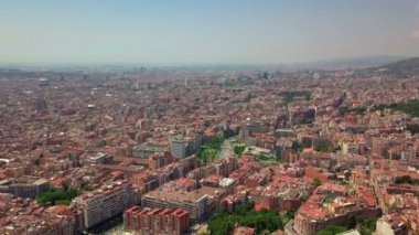 Gün batımında, İspanya Barcelona üzerinden uçan. Sokaklar ve akşam güneşi sıcak ışık evleri