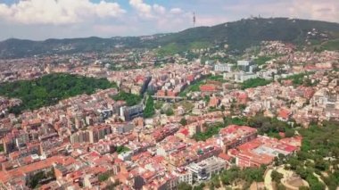 Gün batımında, İspanya Barcelona üzerinden uçan. Sokaklar ve akşam güneşi sıcak ışık evleri