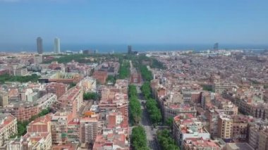 Gün batımında, İspanya Barcelona üzerinden uçan. Sokaklar ve akşam güneşi sıcak ışık evleri