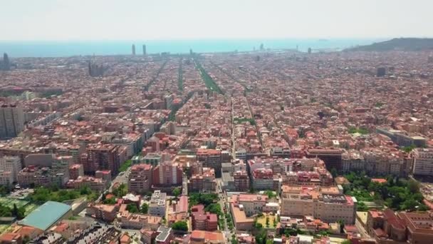 Gün batımında, İspanya Barcelona üzerinden uçan. Sokaklar ve akşam güneşi sıcak ışık evleri — Stok video