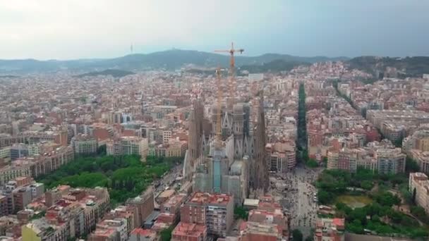 Vista aérea de la ciudad de Barcelona en el barrio de Sagrada Familia en Barcelona, España . — Vídeos de Stock