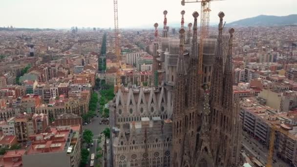 Havadan görünümü La Sagrada Familia - Gaudi tarafından tasarlanmış etkileyici Katedrali — Stok video