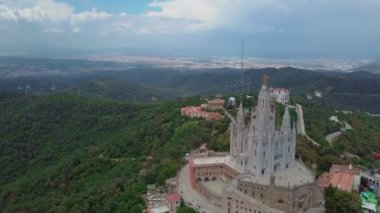 Tibidabo anıt ve eğlence parkı havadan görünümü