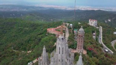 Tibidabo Dağı ve üzerinde duruyor kilise üzerine büyülü bir görünüm