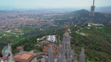 Tibidabo Dağı ve üzerinde duruyor kilise üzerine büyülü bir görünüm