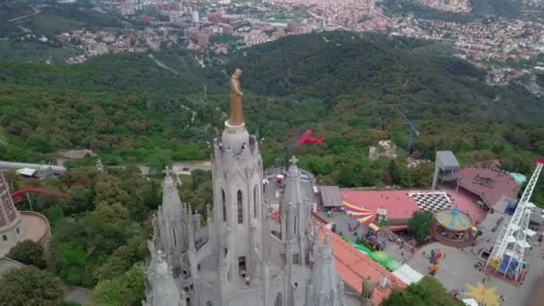 Вид с воздуха на памятник тибидабо и парк развлечений — стоковое видео