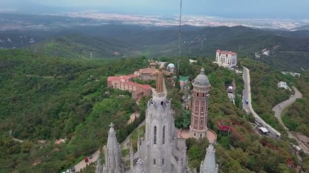 Een magisch uitzicht bovenop de berg Tibidabo en de kerk die op het staat — Stockvideo