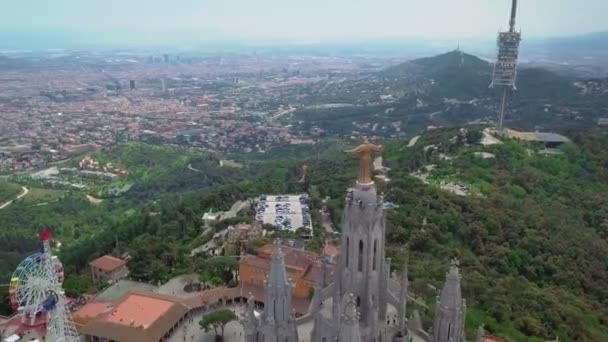 Magiczny widok na górę Tibidabo i Kościoła, który stoi na nim — Wideo stockowe