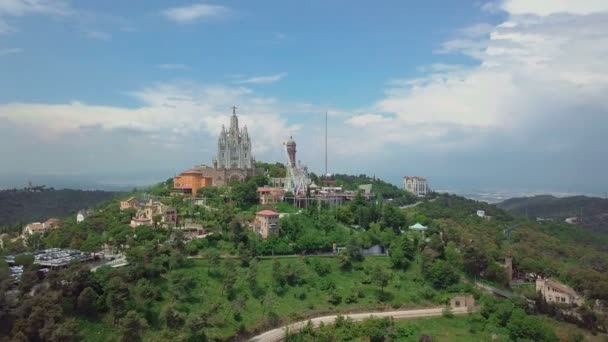 El Templo Expiatori del Sagrat Cor iglesia en la cima de la montaña tibidabo en barcelona — Vídeos de Stock