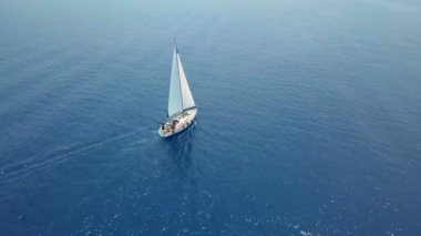 Açık denizde yat gezintisi. Yelkenli. İHA 'dan gelen yat. Yat videosu. Yukardan yat. İHA 'dan yelkenliye. Yelkenli videosu. Rüzgarlı bir günde yat. Yat. Yelkenli..