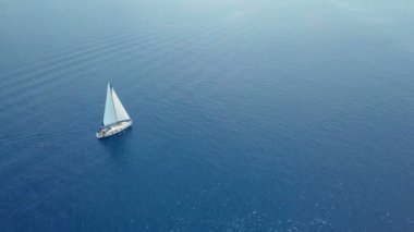 Açık denizde yat gezintisi. Yelkenli. İHA 'dan gelen yat. Yat videosu. Yukardan yat. İHA 'dan yelkenliye. Yelkenli videosu. Rüzgarlı bir günde yat. Yat. Yelkenli..