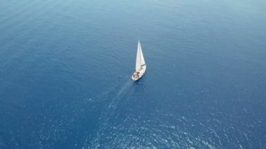 Açık denizde yat gezintisi. Yelkenli. İHA 'dan gelen yat. Yat videosu. Yukardan yat. İHA 'dan yelkenliye. Yelkenli videosu. Rüzgarlı bir günde yat. Yat. Yelkenli..