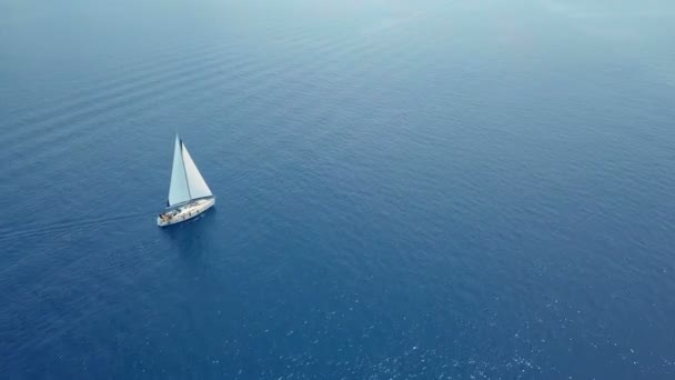 Jachta plující na otevřeném moři. Plachetnice. Jachta z dronu. Jachtařské video. Jachta shora. Plachetnice z dronu. Plachtění videa. Jachting za větrného dne. Jachta. Plachetnice. — Stock video