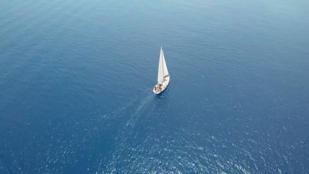 Bateau naviguant sur la mer ouverte. Voilier. Yacht du drone. Vidéo de yachting. Yacht d'en haut. Voilier du drone. Vidéo de navigation. Yachting à la journée venteuse. Yacht. Voilier . — Video