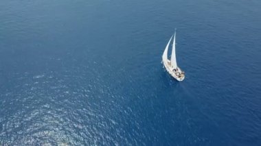Açık denizde yat gezintisi. Yelkenli. İHA 'dan gelen yat. Yat videosu. Yukardan yat. İHA 'dan yelkenliye. Yelkenli videosu. Rüzgarlı bir günde yat. Yat. Yelkenli..