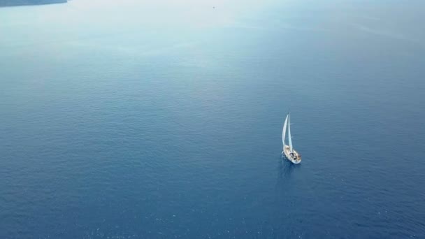 Σκάφος πλέει σε ανοιχτή θάλασσα. Ιστιοφόρο. Σκάφος από μη επανδρωμένο. Yachting βίντεο. Σκάφος από ψηλά. Πλοίο από μη επανδρωμένο. Βίντεο ιστιοπλοΐας. Yachting σε θυελλώδη ημέρα. Σκάφος. Πλοίο. — Αρχείο Βίντεο