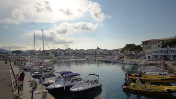 4 k zaman atlamalı kümülüs bulutlar dağlar Cala Ratjada Mallorca sahili üzerinde üzerinde — Stok video