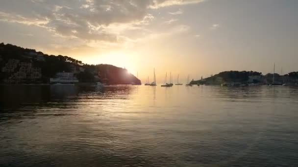 4 k upływ czasu zachód słońca nad Morzem Śródziemnym w Port de Soller na wybrzeżu Majorki — Wideo stockowe