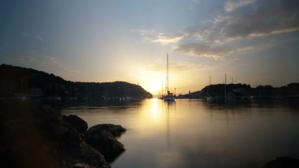 4 k idő telik el a naplementét, a Földközi-tengerre, a Port de Soller, Mallorca partján — Stock videók