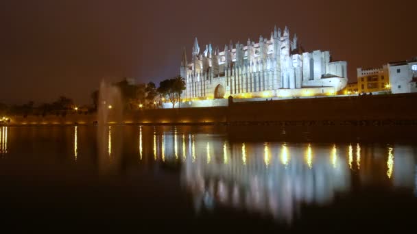 Timelapse van de kathedraal van la Seu Mallorca in Palma de Mallorca reflectie over water op de Balearen — Stockvideo