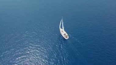 Açık denizde yat gezintisi. Yelkenli. İHA 'dan gelen yat. Yat videosu. Yukardan yat. İHA 'dan yelkenliye. Yelkenli videosu. Rüzgarlı bir günde yat. Yat. Yelkenli..