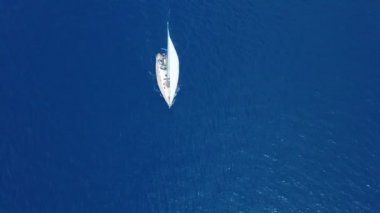 Açık denizde yat gezintisi. Yelkenli. İHA 'dan gelen yat. Yat videosu. Yukardan yat. İHA 'dan yelkenliye. Yelkenli videosu. Rüzgarlı bir günde yat. Yat. Yelkenli..