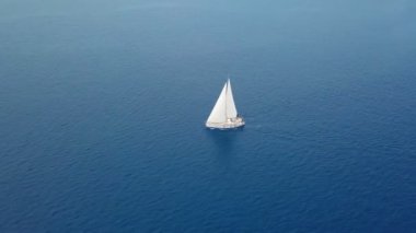 Açık denizde yat gezintisi. Yelkenli. İHA 'dan gelen yat. Yat videosu. Yukardan yat. İHA 'dan yelkenliye. Yelkenli videosu. Rüzgarlı bir günde yat. Yat. Yelkenli..