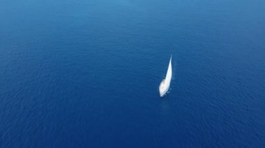 Açık denizde yat gezintisi. Yelkenli. İHA 'dan gelen yat. Yat videosu. Yukardan yat. İHA 'dan yelkenliye. Yelkenli videosu. Rüzgarlı bir günde yat. Yat. Yelkenli..