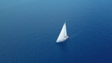 Açık denizde yat gezintisi. Yelkenli. İHA 'dan gelen yat. Yat videosu. Yukardan yat. İHA 'dan yelkenliye. Yelkenli videosu. Rüzgarlı bir günde yat. Yat. Yelkenli..