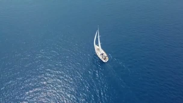 Navegación en mar abierto. Un velero. Yate de drone. Vídeo de yates. Yate desde arriba. Velero de dron. Vela de vídeo. Yates en el día ventoso. Yate. Velero . — Vídeos de Stock
