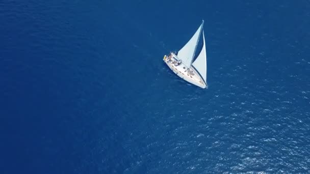 ヨットのオープン海でセーリング。セーリングボート。無人機からヨット。ビデオをヤッてる。上からヨット。無人機からの帆船。セーリングビデオ。風の強い日にヨット。ヨットだ。帆船. — ストック動画